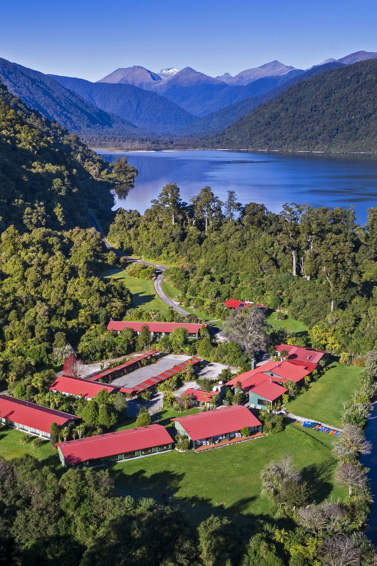 Wilderness Lodge Lake Moeraki sits on the shores of the Moeraki River in the heart of Te Wahipounamu World Heritage Area.